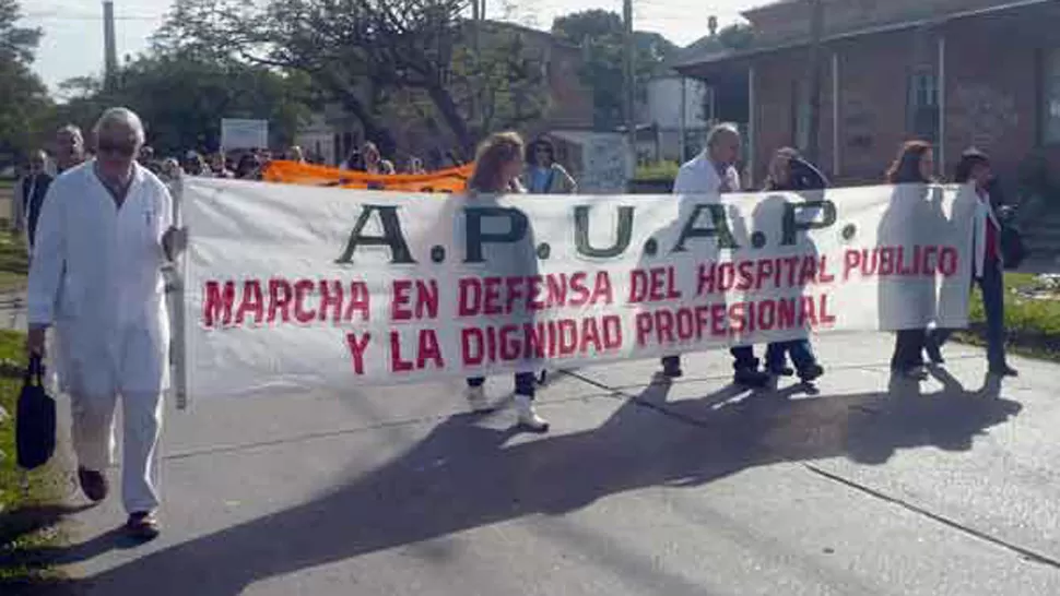 PROTESTAS. Los profesionales de la salud de Jujuy reclaman mayores salarios. FOTO ARCHIVO