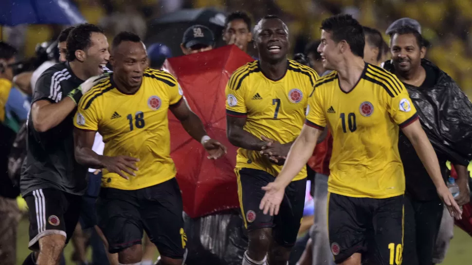 FESTEJO CAFETERO. Los colombianos celebran el gol anotado por James Rodríguez, que le dio la victoria a Colombia sobre Ecuador. REUTERS