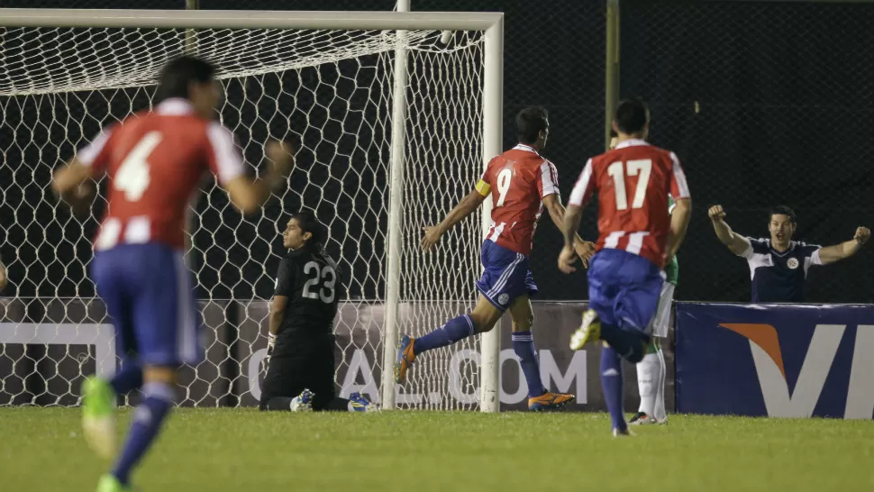 A PURO GOLES. Los paraguayos festejan el segundo gol, anotado por Roque Santa Cruz. REUTERS