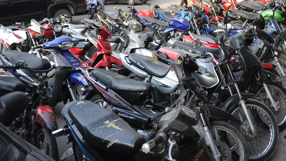 EN LA BRIGADA. Las motos quedaron como si fuese un taller de reparación. LA GACETA / FOTO DE HéCTOR PERALTA 