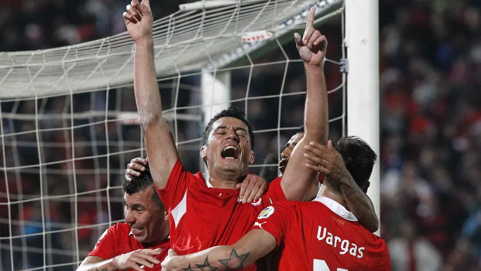 CHI-CHI-CHI-LE-LE-LE: Los chilenos festejan el gol anotado por Marcos González, uno de los tres con los que Chile derrotó a Venzuela claramente. REUTERS