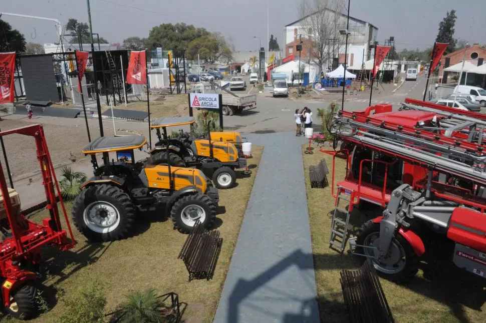 GIGANTES. Las maquinarias agrícolas forman parte del escenario tradicional de la Expo de la Sociedad Rural.   