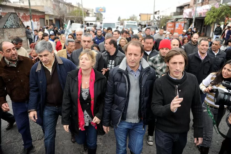EN CAMPAÑA. Insaurralde, en barrio Libertador -San Martín- junto al candidato a edil del FpV, Hernán Letcher TELAM