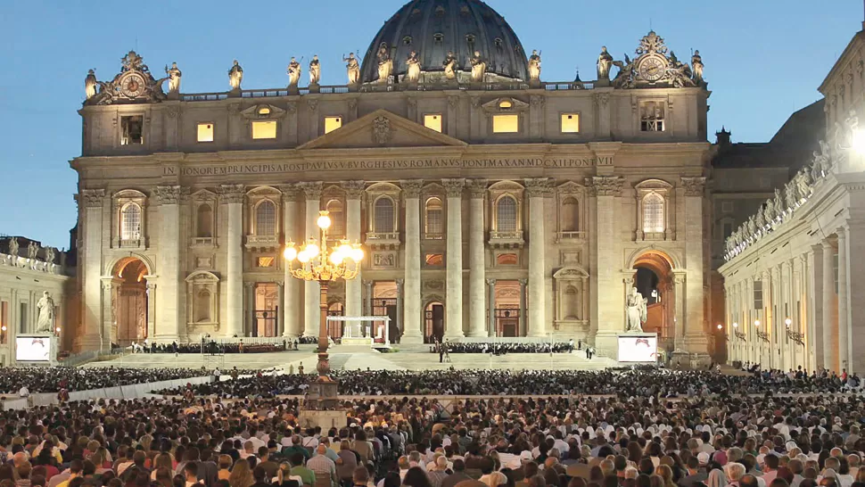 PEDIDO. Una multitud se dio cita en el Vaticano. REUTERS