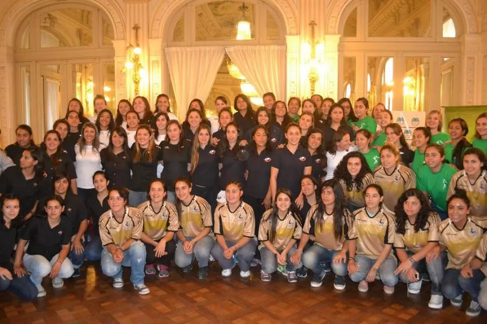 TODAS JUNTAS. El seleccionado femenino tucumano estuvo con Las Pumas. 