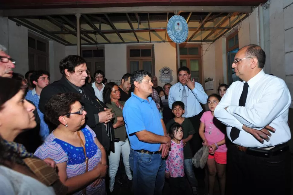 DIÁLOGO DIRECTO. La familia Valor habló con el comisario Luis Mansilla. LA GACETA / FOTO DE DIEGO ARÁOZ