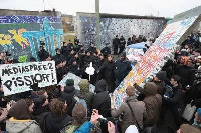 Artistas protestaron contra la demolición de East Side Gallery