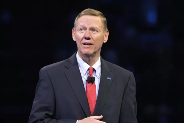 Alan Mulally, el CEO que cambiará los autos por las computadoras