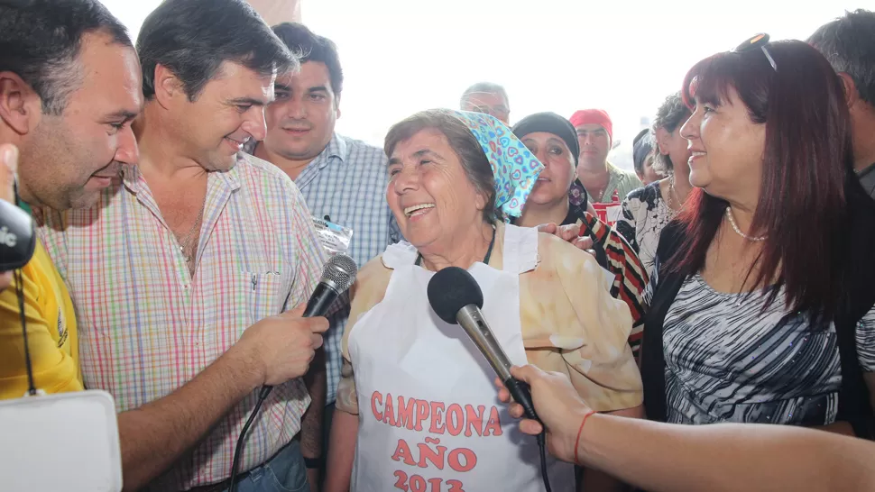 MOMENTO INOLVIDABLE. El titular del Ente Tucumán Turismo, Bernardo Racedo Aragón, saludó a Victoria Velárdez, flamante campeona de la empanada. GENTILEZA ENTE TUCUMÁN TURISMO