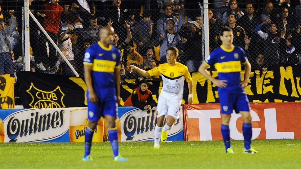 FIESTA EN BAHIA BLANCA. Martín Pérez Guedes festeja el primero de los dos goles que le anotó a Boca. Olimpo goleó a los Xeneizes. TELAM