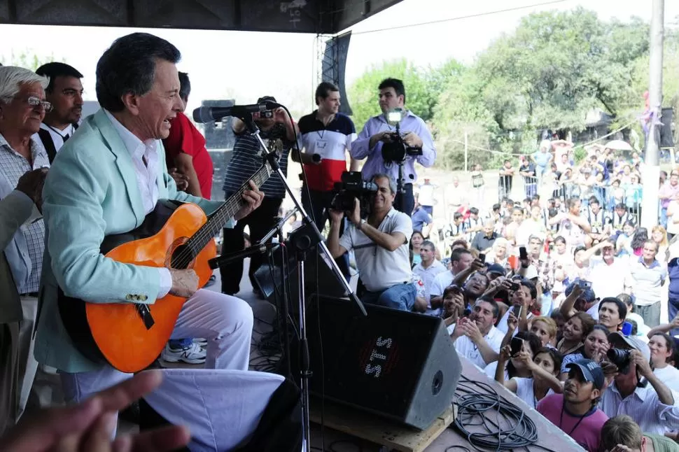 EL ARTISTA. Ortega, tras agradecer el gesto de la comunidad de Lules de colocar su nombre a una calle, tomó una guitarra y cantó un par de canciones. LA GACETA / FOTOS DE ANALIA JARAMILLO