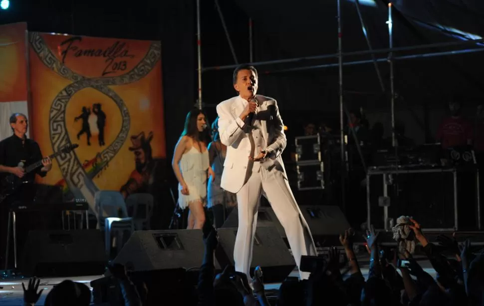 DE PUNTA EN BLANCO. Impecable, Ortega cantó durante casi dos horas. LA GACETA / FOTO DE OSVALDO RIPOLL 