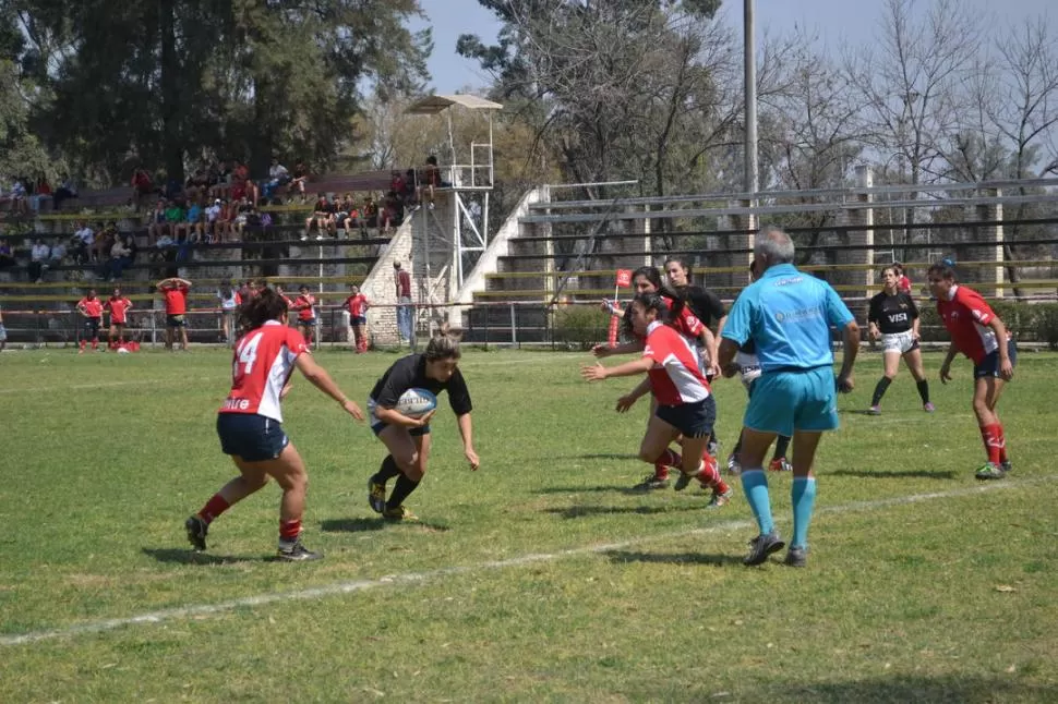 AL INGOAL. Rita Cazorla marca uno de los tries de Las Pumas frente a Chile. 