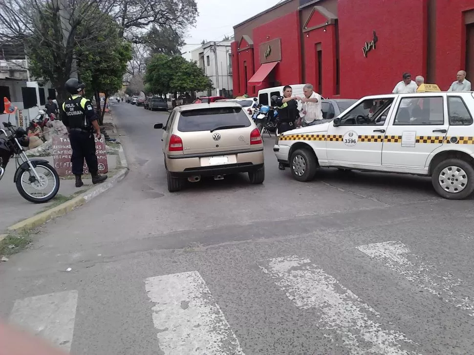 taxi con licencia trucha y patente 