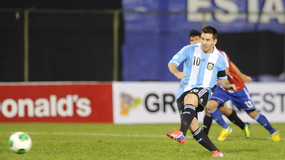 UNO MAS DE LIO. Con un gol de Lionel Messi, de penal, Argentina se puso en ventaja. Al final del primer tiempo, los argentinos le ganan 2 a 1 a Paraguay. TELAM