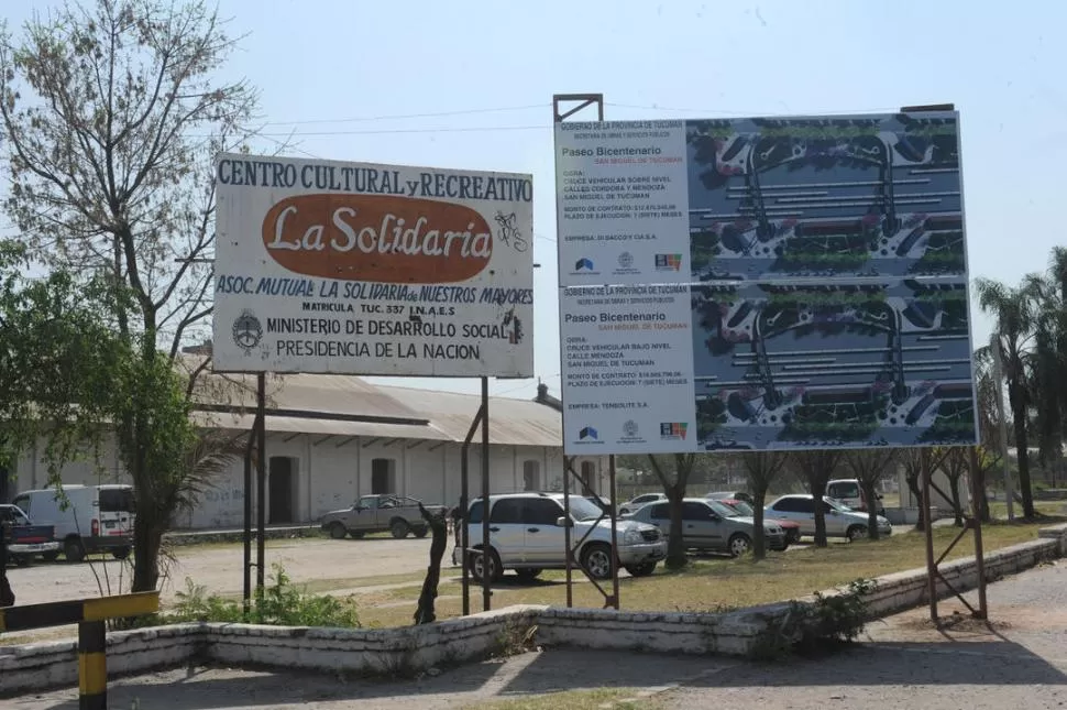 ANUNCIO. Dos carteles, ubicados sobre Marco Avellaneda, muestran cómo se verá la obra cuando concluya. LA GACETA / FOTO DE ANTONIO FERRONI