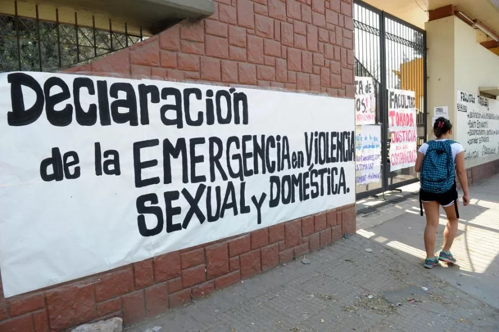 RECLAMO. Alumnos que mantienen tomadas las facultades piden medidas en contra de la violencia sexual. LA GACETA / FOTO DE FRANCO VERA