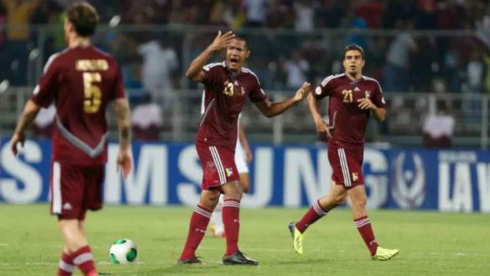 FESTEJO VINOTINTO. El seleccionado de Venezuela le ganó al de Perú por 3 a 2 y mantiene sus chances intactas de clasificarse para el Mundial. FOTO TOMADA DE OLE.COM