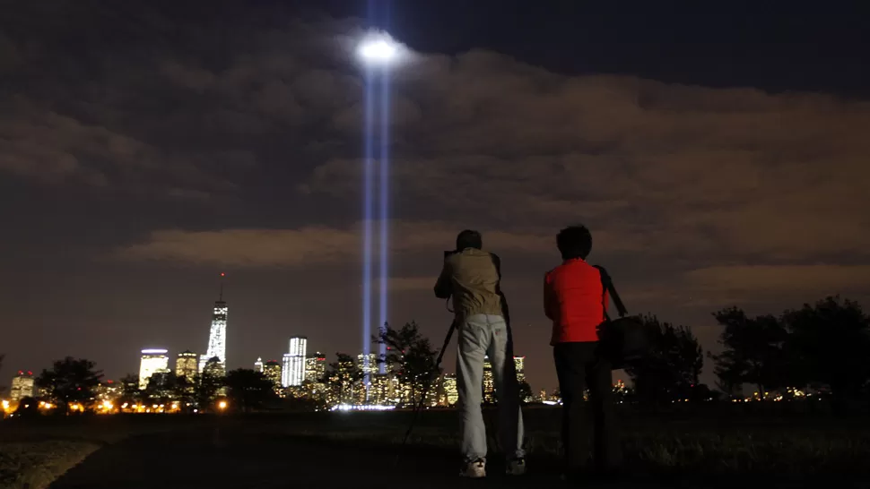 EN EL CIELO. El Homenaje de Luz que se realiza cada año en donde estaban las Torres Gemelas fue probado anoche. REUTERS