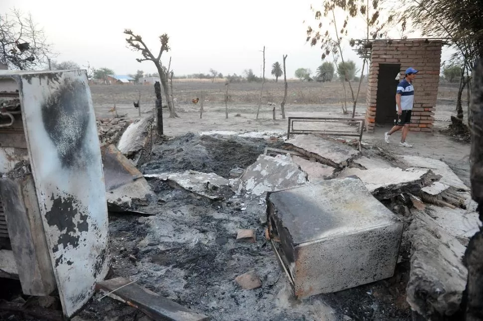 QUEDARON CENIZAS. La vivienda de Alejandro Rojas Cruz quedó totalmente incinerada. Ni siquiera pudieron salvar los escasos muebles de la familia.  