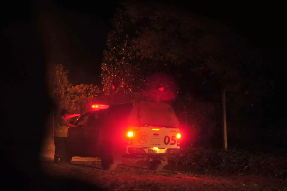 URGENCIA. La Policía ingresó anoche al country para frenar el siniestro. LA GACETA / FOTO DE DIEGO ARAOZ
