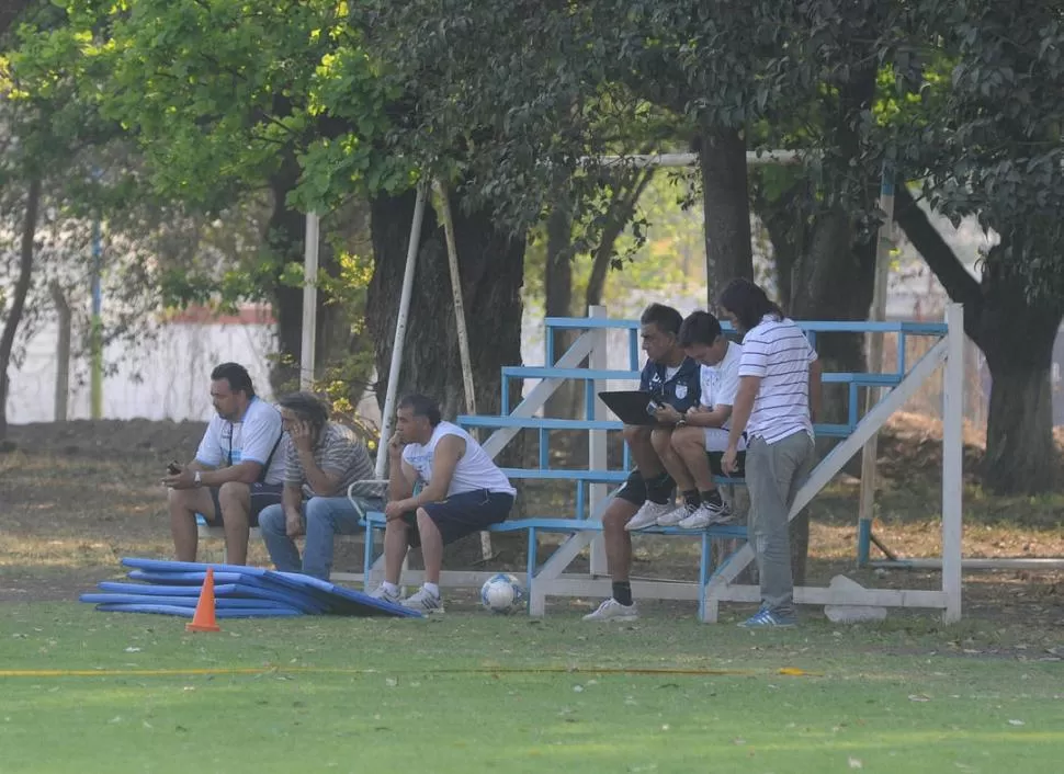 CONCENTRADOS. Rodríguez observa el entrenamiento junto a Alberto Medone, sus ayudantes y los utileros en la tarima ubicada frente al gimnasio del complejo Ojo de Agua.  