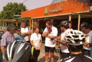 Ciclistas sorprendieron a Alperovich en un bar y le pidieron mayor seguridad