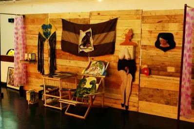 Inauguran hoy en el Virla una muestra plástica donde se incluye un gallo vivo