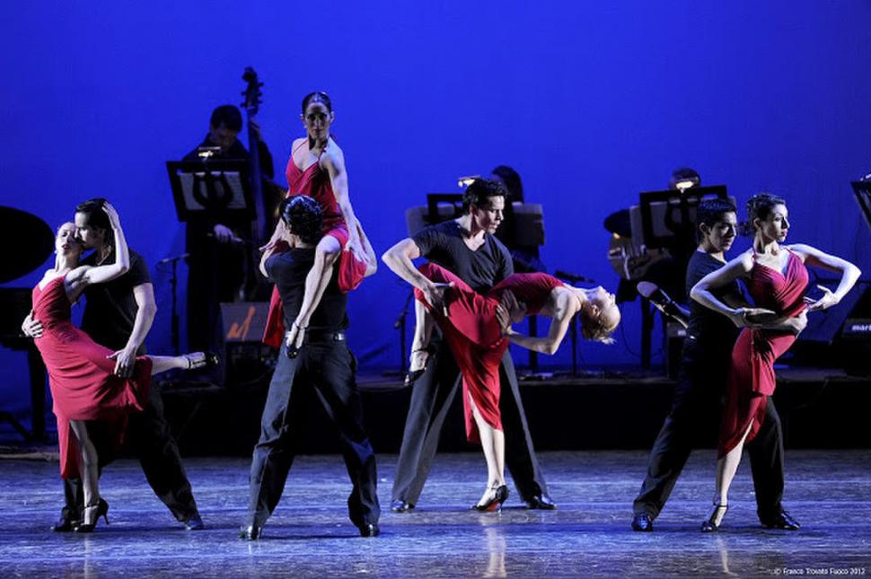  CON SU PROPIA COMPAÑÍA
Boulevard Tango Ballet, con la danza de Cecilia Figaredo