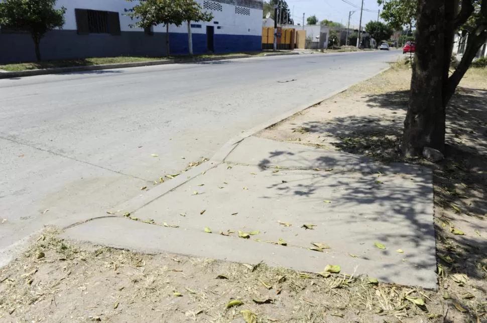 DUDAS. Un expediente habla de 50 rampas en Corrientes y Roque Correa. LA GACETA / FOTO DE JORGE OLMOS SGROSSO 