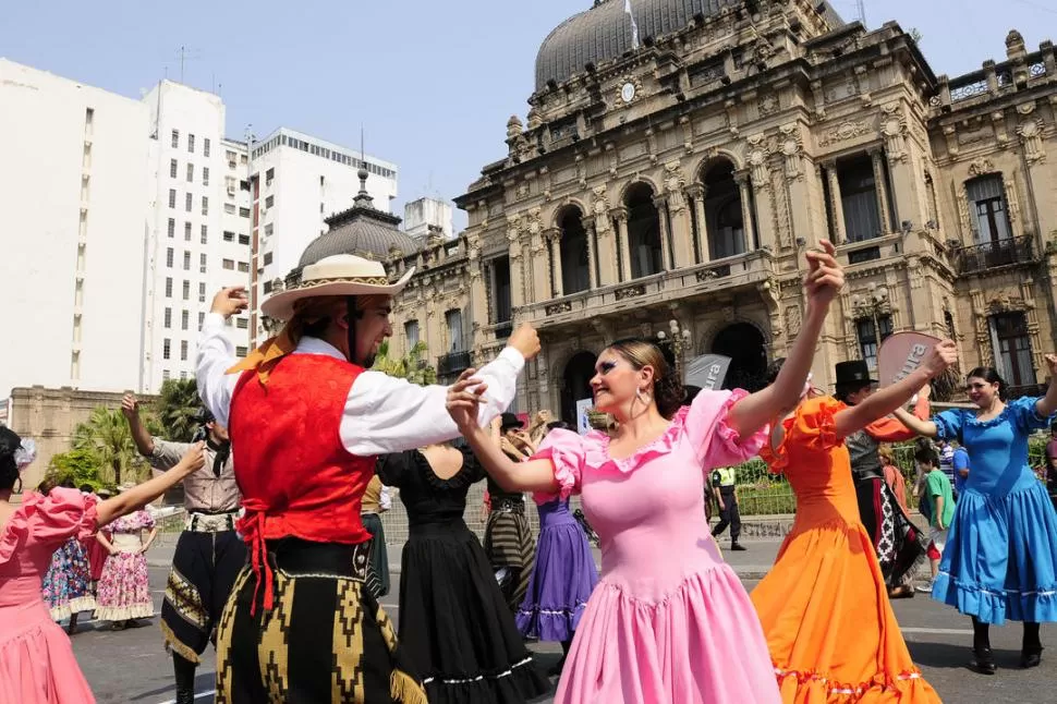 DE FIESTA. Cerca de 400 bailarines celebraron la noticia con un espectáculo realizado en plaza Independencia. LA GACETA / FOTO DE ANALIA JARAMILLO  