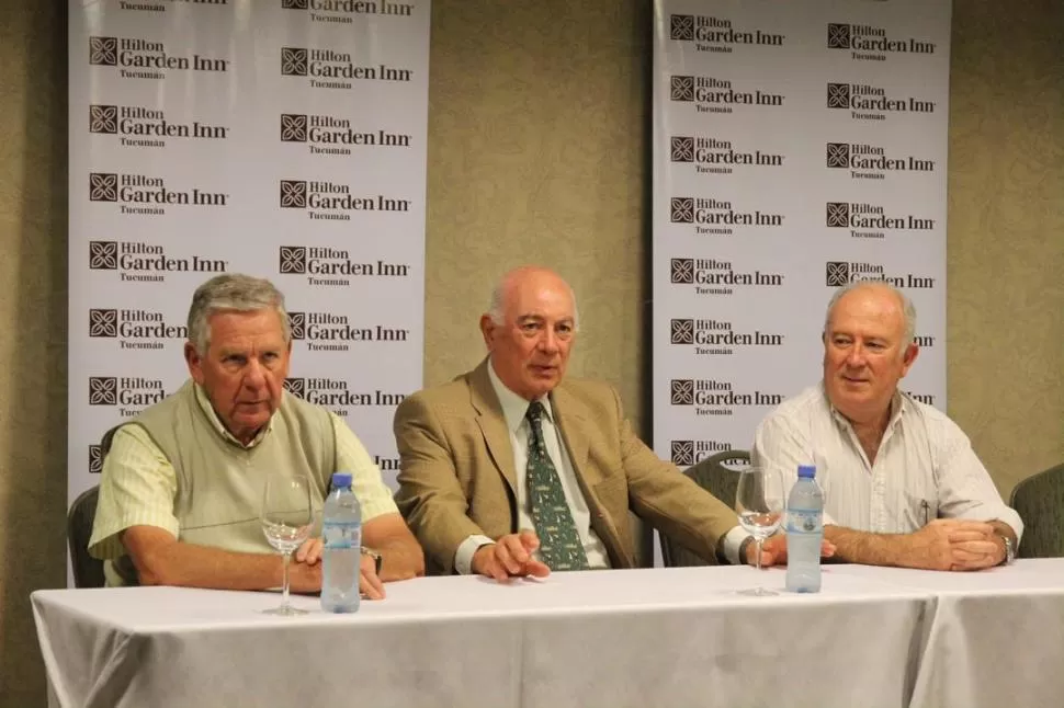 PRESENTACIÓN. Dirigentes del golf de veteranos durante el lanzamiento de ayer. 