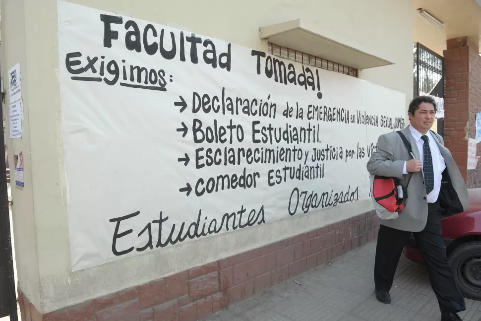 CONSIGNAS. Los estudiantes anotaron sus exigencias en lla entrada del Centro Prebisch. LA GACETA/ FOTO DE FRANCO VERA. 