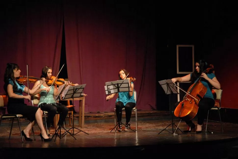 DE CÁMARA. Cuatro jóvenes que ejercen la profesión de la música.  FOTO DE CARLOS DARÍO ALBORNOZ