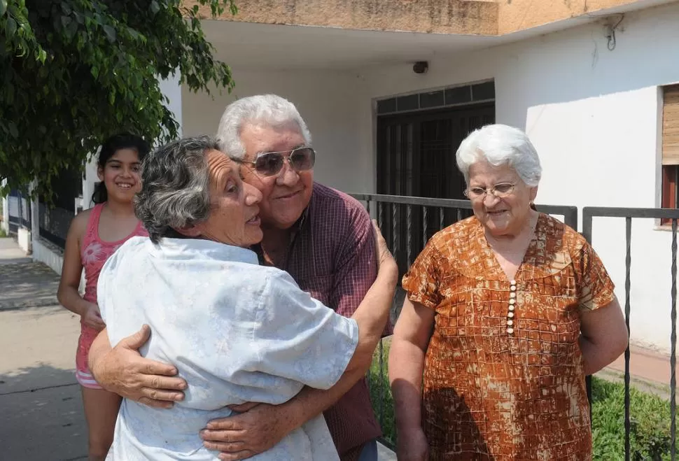 ¡GANÉ EL AUTO!. Una vecina abraza a Ángel para felicitarlo ante la mirada de la pequeña Ana Belén y la esposa del lector ganador, Felisa Diez. 
