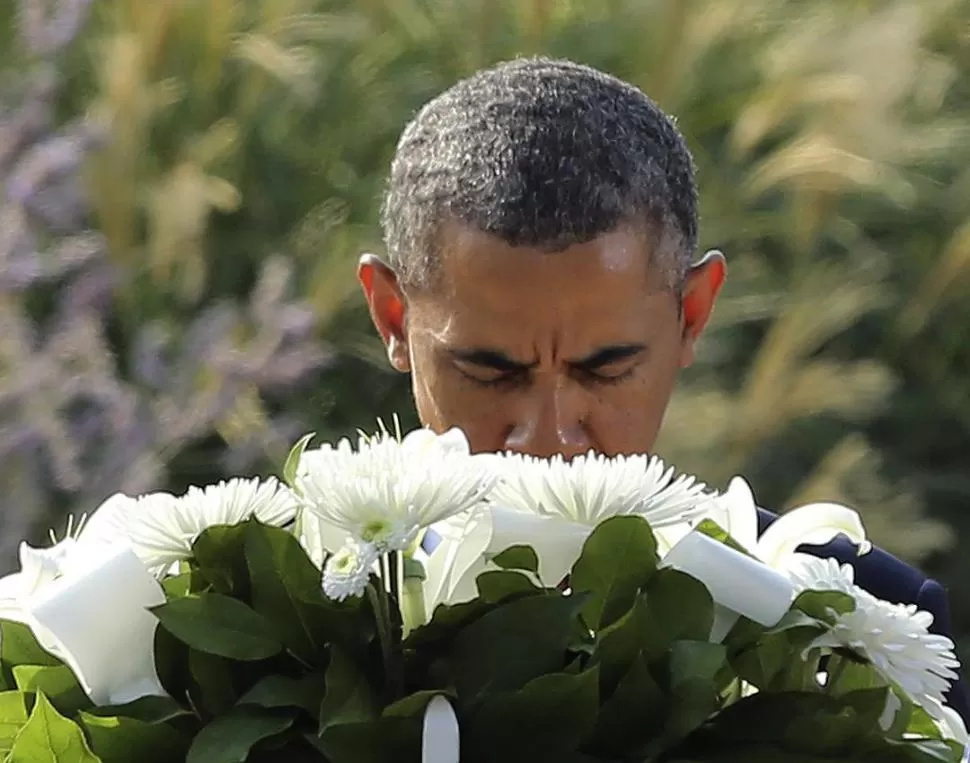 EN EL PENTÁGONO. Obama deposita flores en homenaje a las víctimas. REUTERS