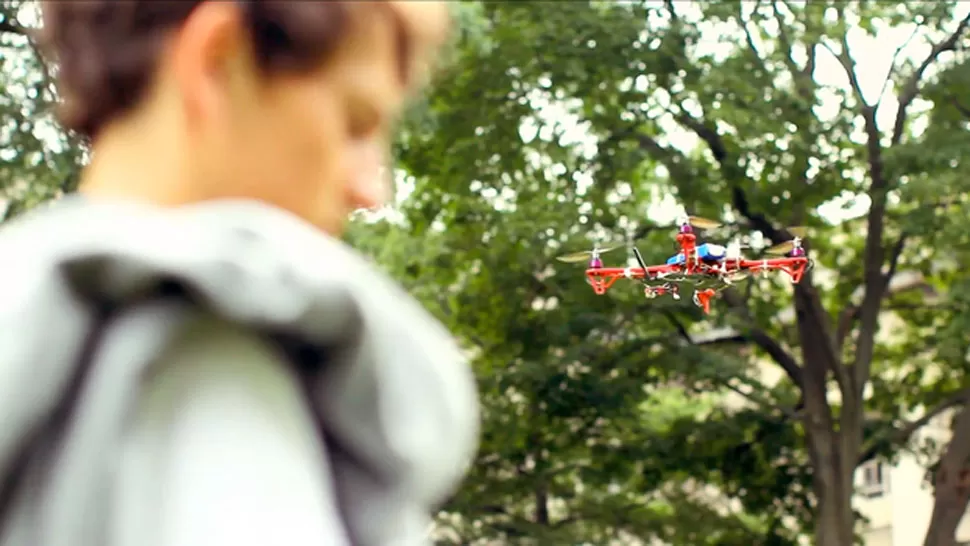 NOVEDOSO. El dron pasa a buscar a un estudiante extraviado en el campus del MIT. FOTO TOMADA DE GIZMODO.COM