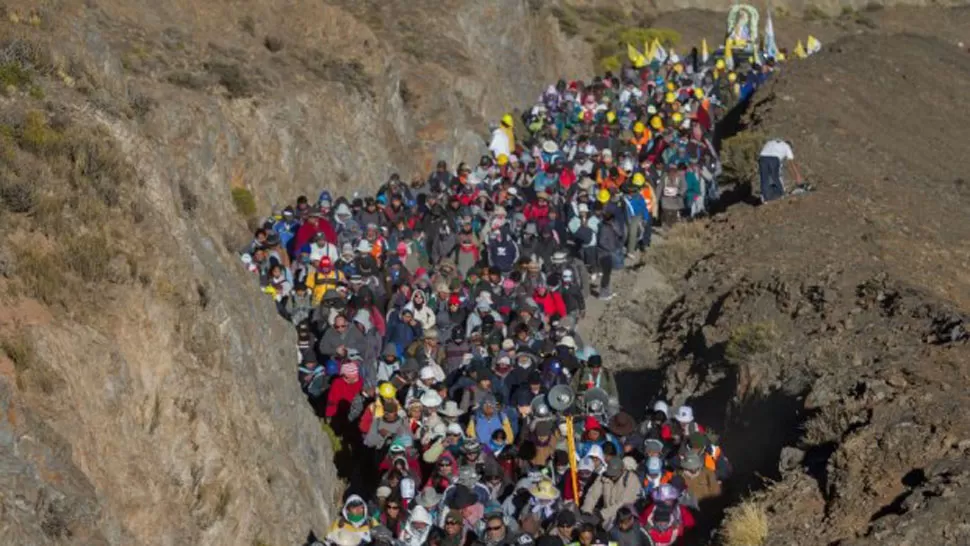 PROCESION. Peregrinos de la Puna bajan hacia Salta. FOTO TOMADA DE ELTRIBUNO.INFO
