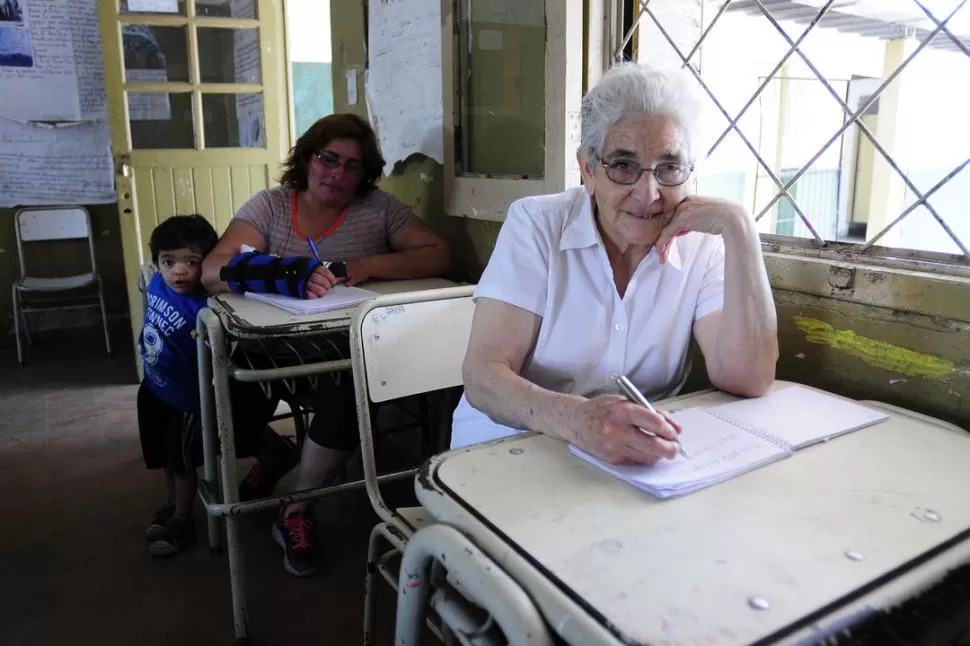 EN EL AULA. Adelante, doña Gringa; atrás, su amiga Azucena del Carmen Ruiz junto a su nieto Santino; las dos decidieron terminar los estudios. LA GACETA / FOTOS DE ANALIA JARAMILLO 
