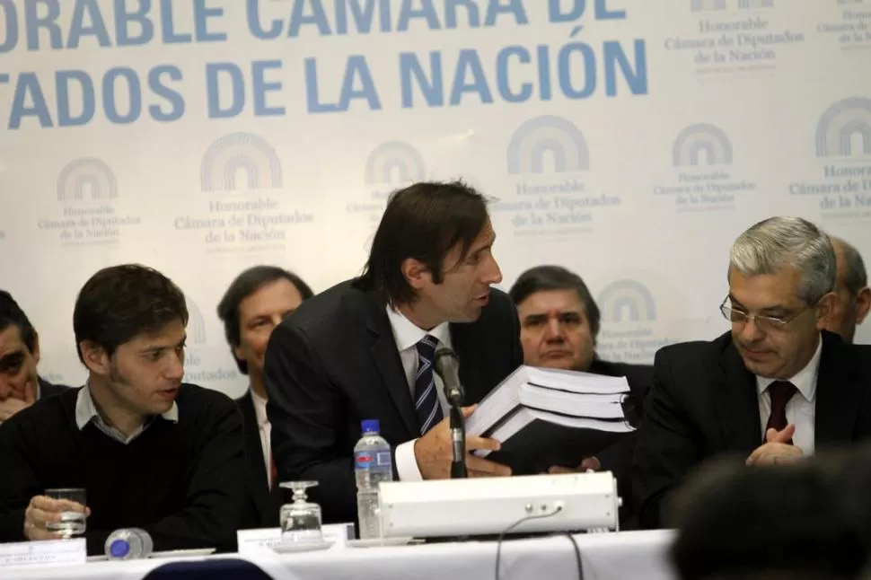 CON LOS NÚMEROS EN LA MANO. Lorenzino expuso los detalles del proyecto 2014, junto con Axel Kicillof. A la derecha, aparece Julián Domínguez.  DYN