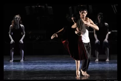 Ballet con orquesta para honrar el tango