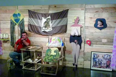 El gallo cantó y lo separaron de la muestra