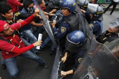 Violento desalojo en plaza del Zócalo
