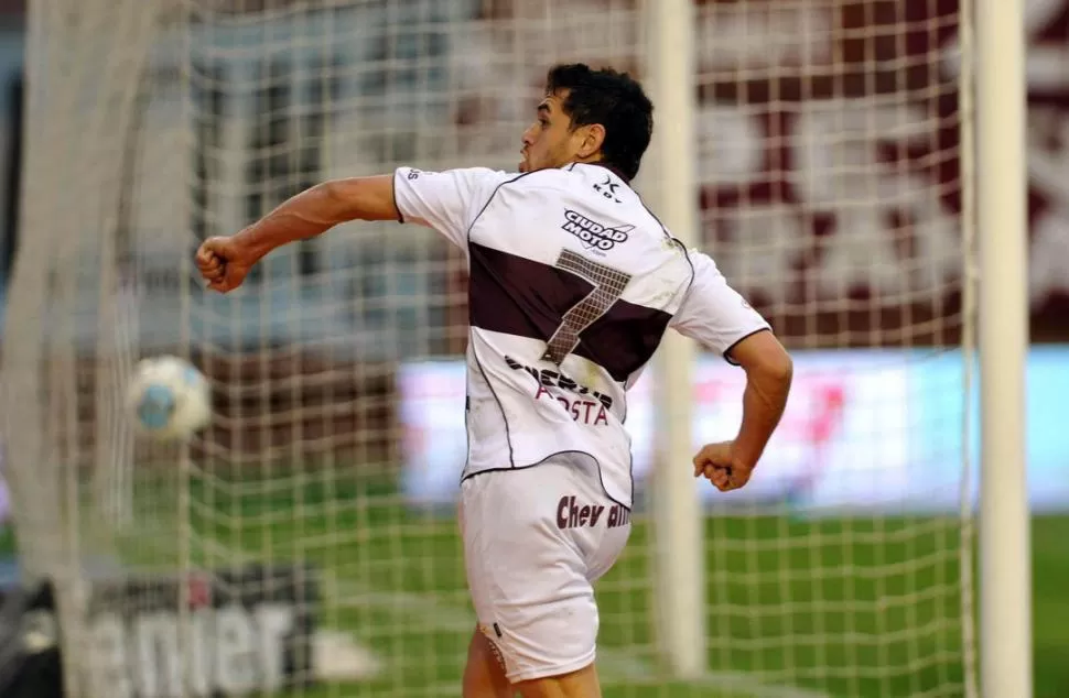 PUÑO GANADOR. Acosta celebra su gol, el primero de Lanús ante Argentinos.  