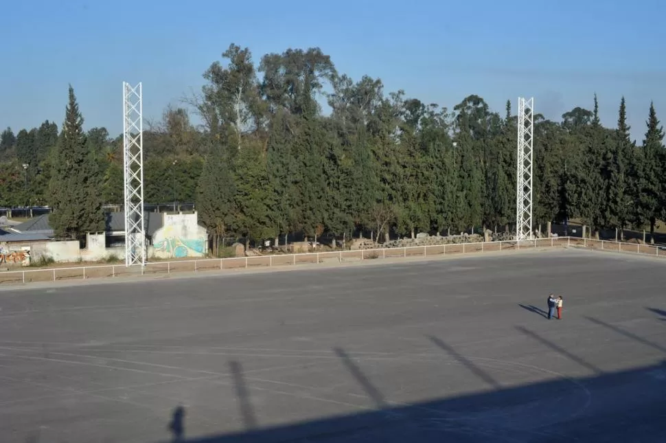 EN CONSTRUCCIÓN. En julio, LA GACETA recorrió las obras en el estadio, que sería inaugurado antes de fin de año. LA GACETA / FOTO DE DIEGO ARAOZ (ARCHIVO)