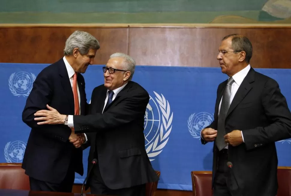 ENCUENTRO. John Kerry saluda al mediado de la ONU y de la Liga Árabe, Lakhdar Brahimi, durante la reunión con Sergei Lavrov, en Ginebra. REUTERS