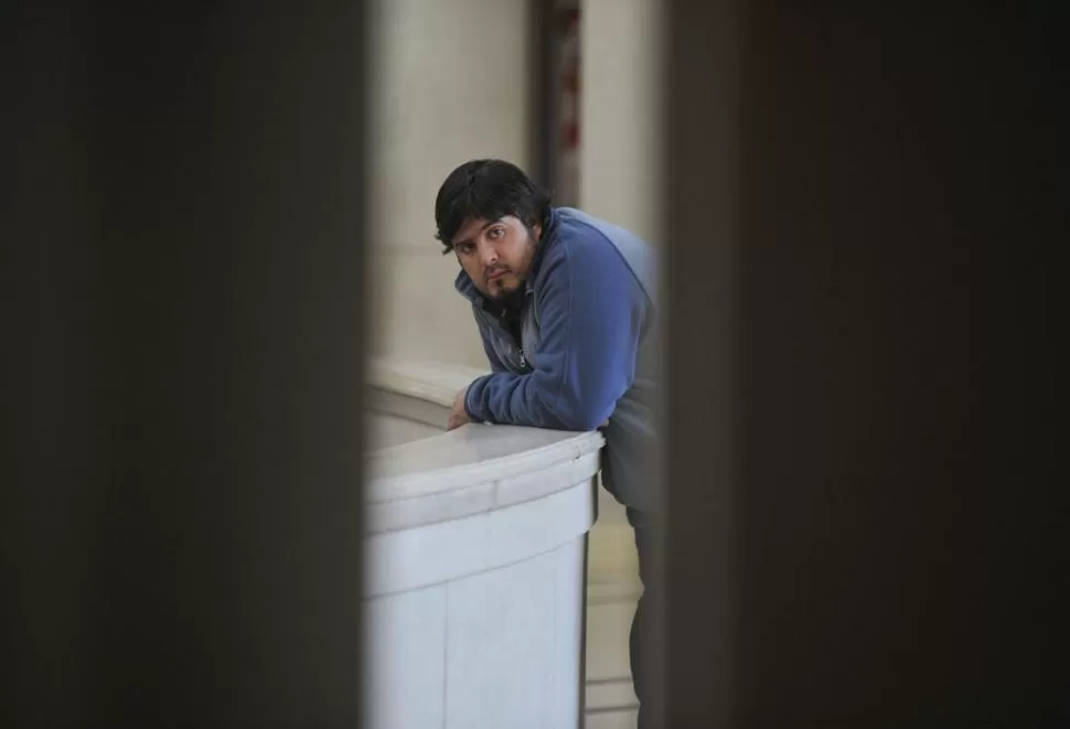 EN TRIBUNALES. En 2012, José Chenga Gómez espera en un pasillo. LA GACETA / FOTO DE JORGE OLMOS SGROSSO