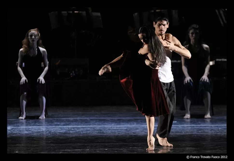 SENTIMIENTO. Estética de ballet sobre formas populares del tango. FOTO DE FRANCO TROVATO