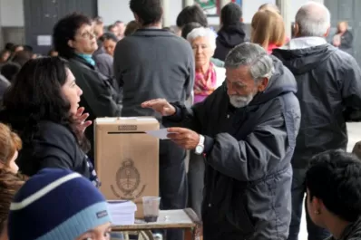 Colombi ganaría por una estrecha diferencia en Corrientes