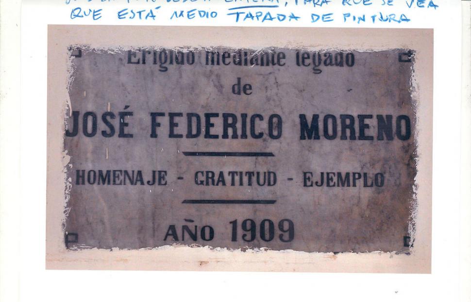 EL NOMBRE. Sobre la fachada de la escuela de Rivadavia y Santiago, se lee el nombre de José Federico Moreno. Pero desde hace mucho se lo cambió por José Mármol
